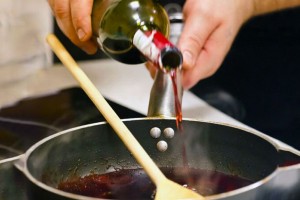 [Bật mí] Cách sử dụng rượu nấu ăn cho hương vị đậm đà 