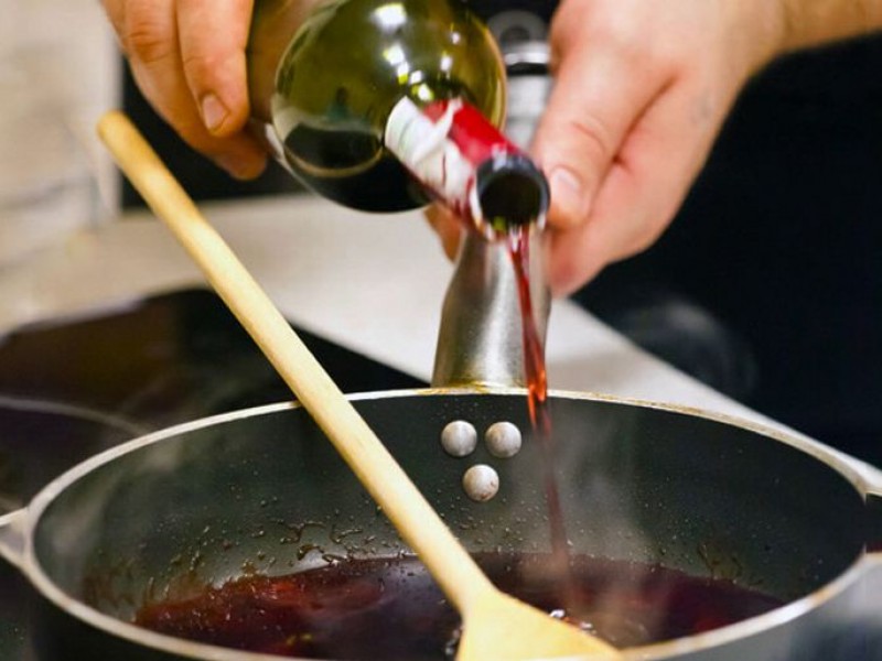 [Bật mí] Cách sử dụng rượu nấu ăn cho hương vị đậm đà 